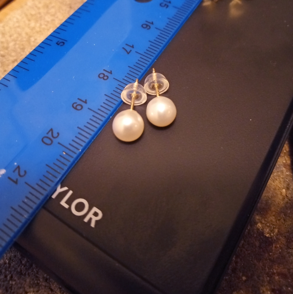 Solid 10k yellow gold stud earrings with 6.5 mm genuine freshwater pearl, new